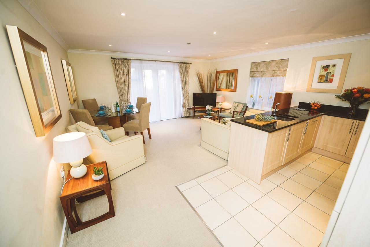 ليذرهيد Charming Two Bedroom Apartment With Free Private Parking المظهر الخارجي الصورة