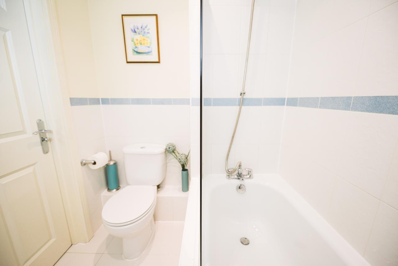 ليذرهيد Charming Two Bedroom Apartment With Free Private Parking المظهر الخارجي الصورة