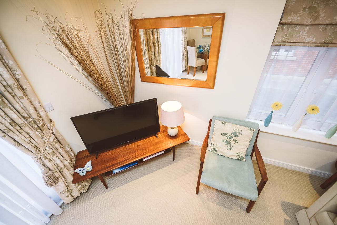 ليذرهيد Charming Two Bedroom Apartment With Free Private Parking المظهر الخارجي الصورة