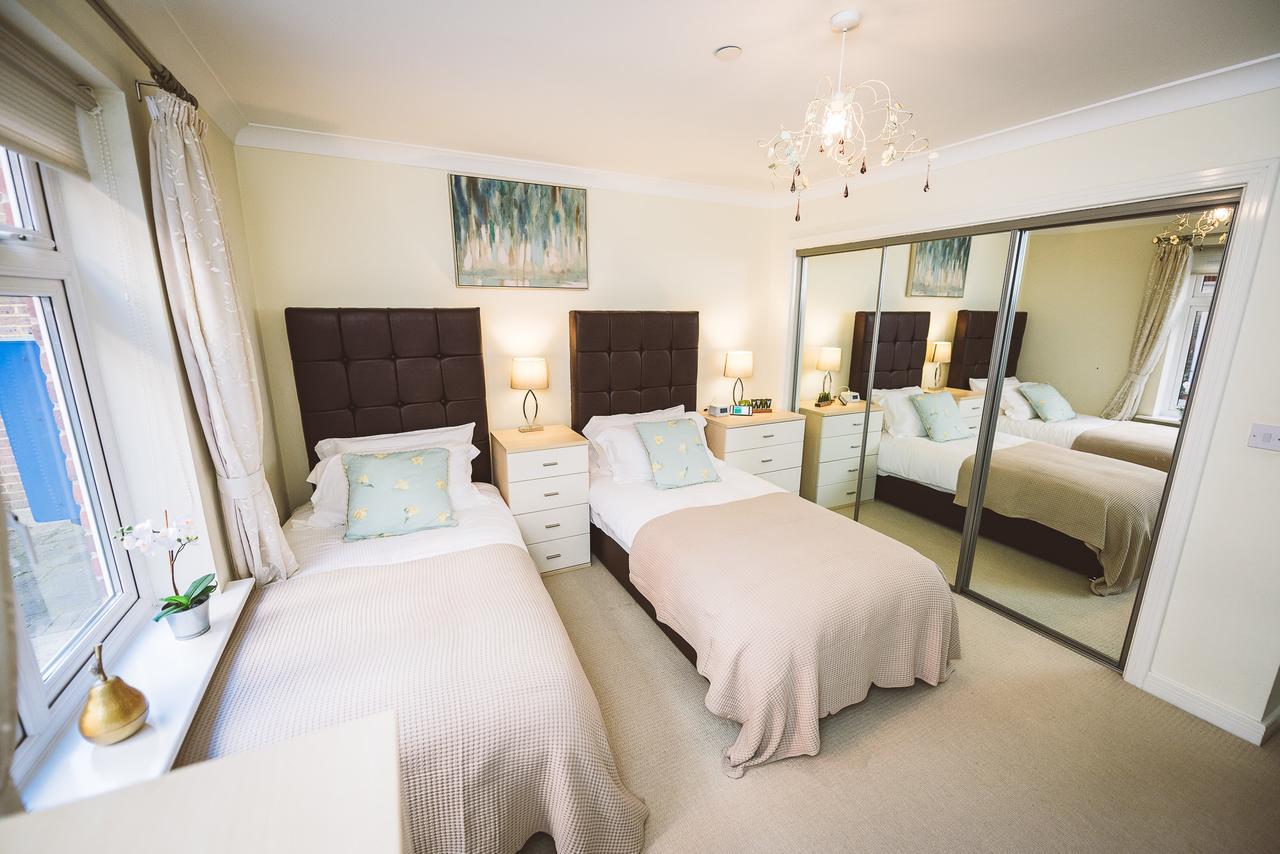 ليذرهيد Charming Two Bedroom Apartment With Free Private Parking المظهر الخارجي الصورة
