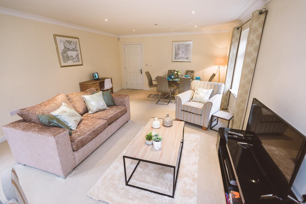 ليذرهيد Charming Two Bedroom Apartment With Free Private Parking المظهر الخارجي الصورة