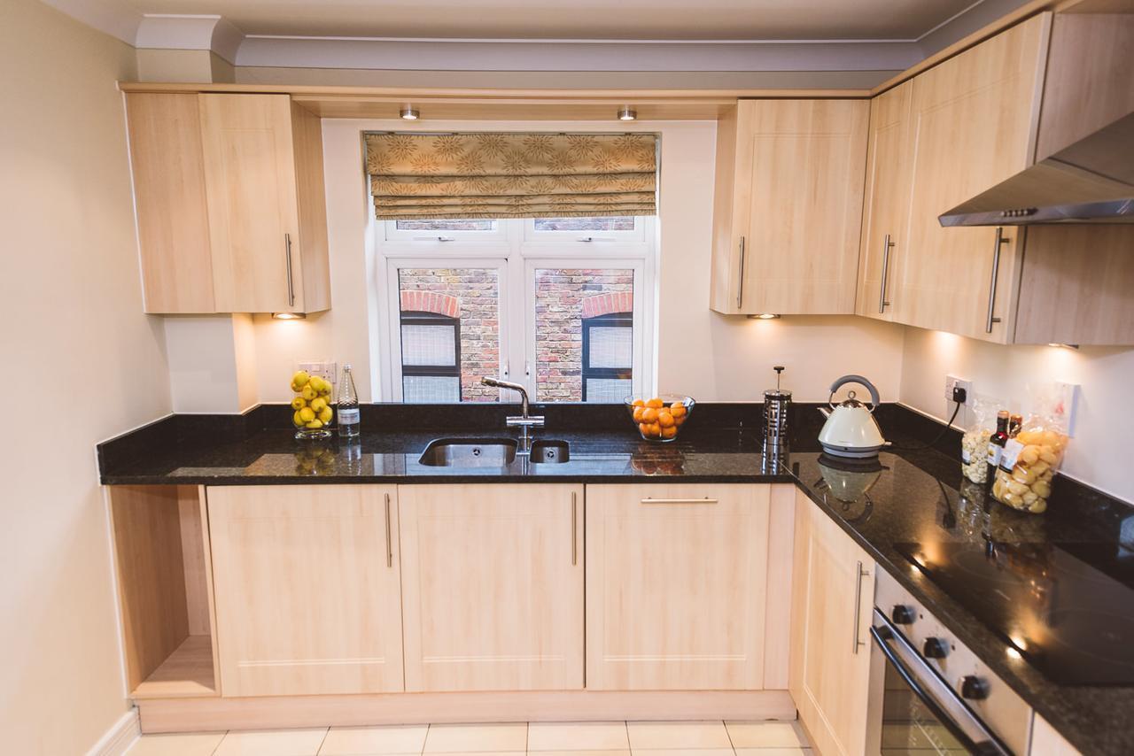 ليذرهيد Charming Two Bedroom Apartment With Free Private Parking المظهر الخارجي الصورة