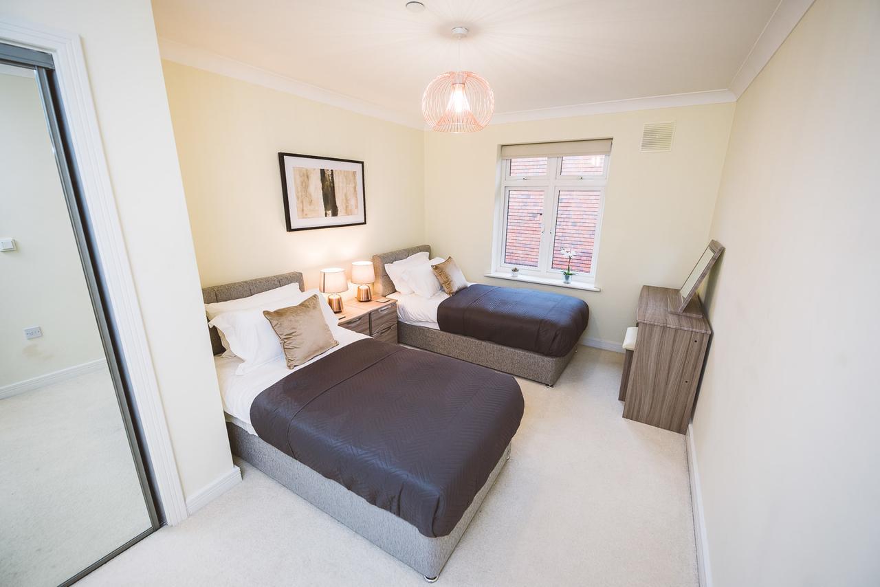 ليذرهيد Charming Two Bedroom Apartment With Free Private Parking المظهر الخارجي الصورة