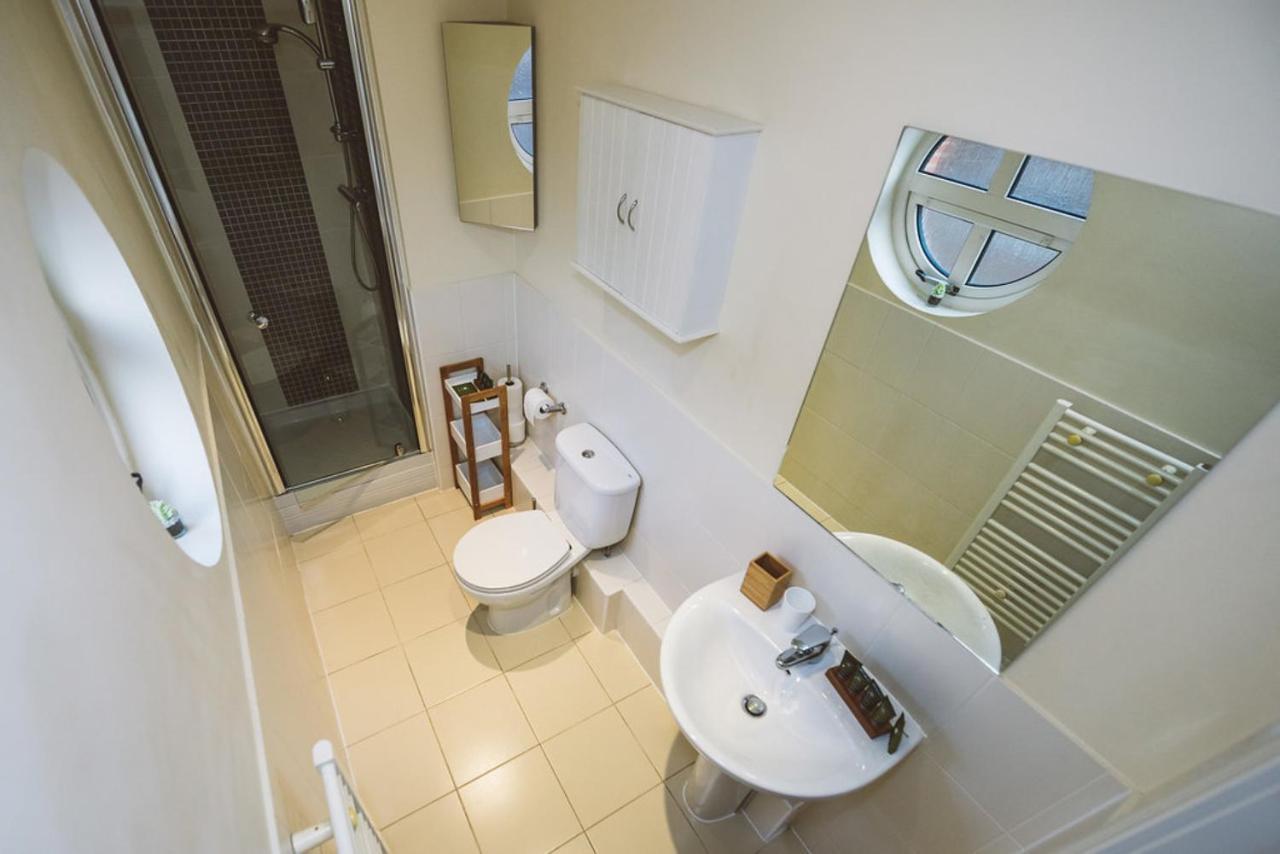 ليذرهيد Charming Two Bedroom Apartment With Free Private Parking المظهر الخارجي الصورة