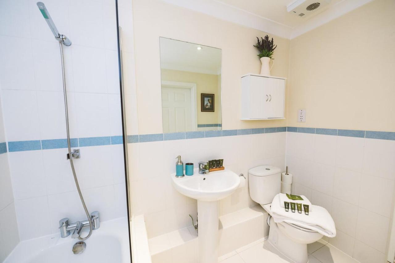 ليذرهيد Charming Two Bedroom Apartment With Free Private Parking المظهر الخارجي الصورة